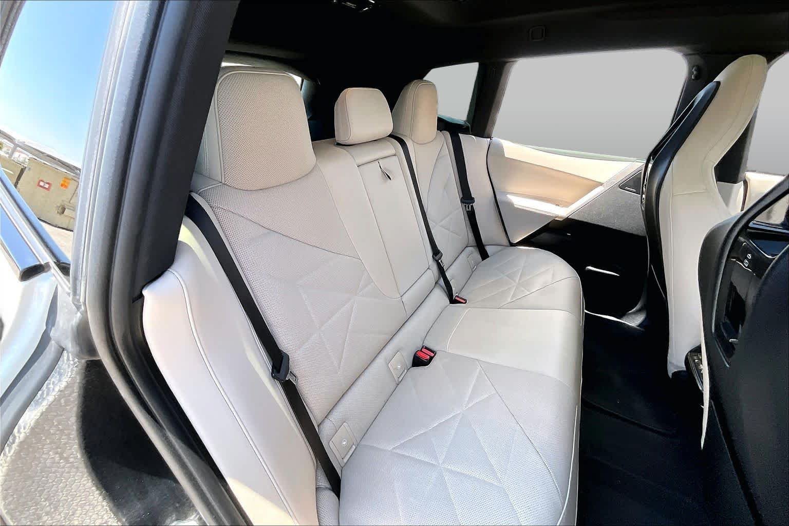 Used 2024 Alpine White BMW xDrive50 image 19