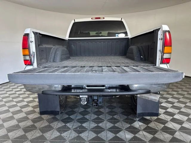 Used 2006 Olympic White GMC SLE2 image 19