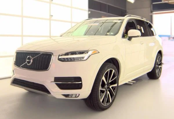 Used 2019  Volvo T6 Momentum image 1