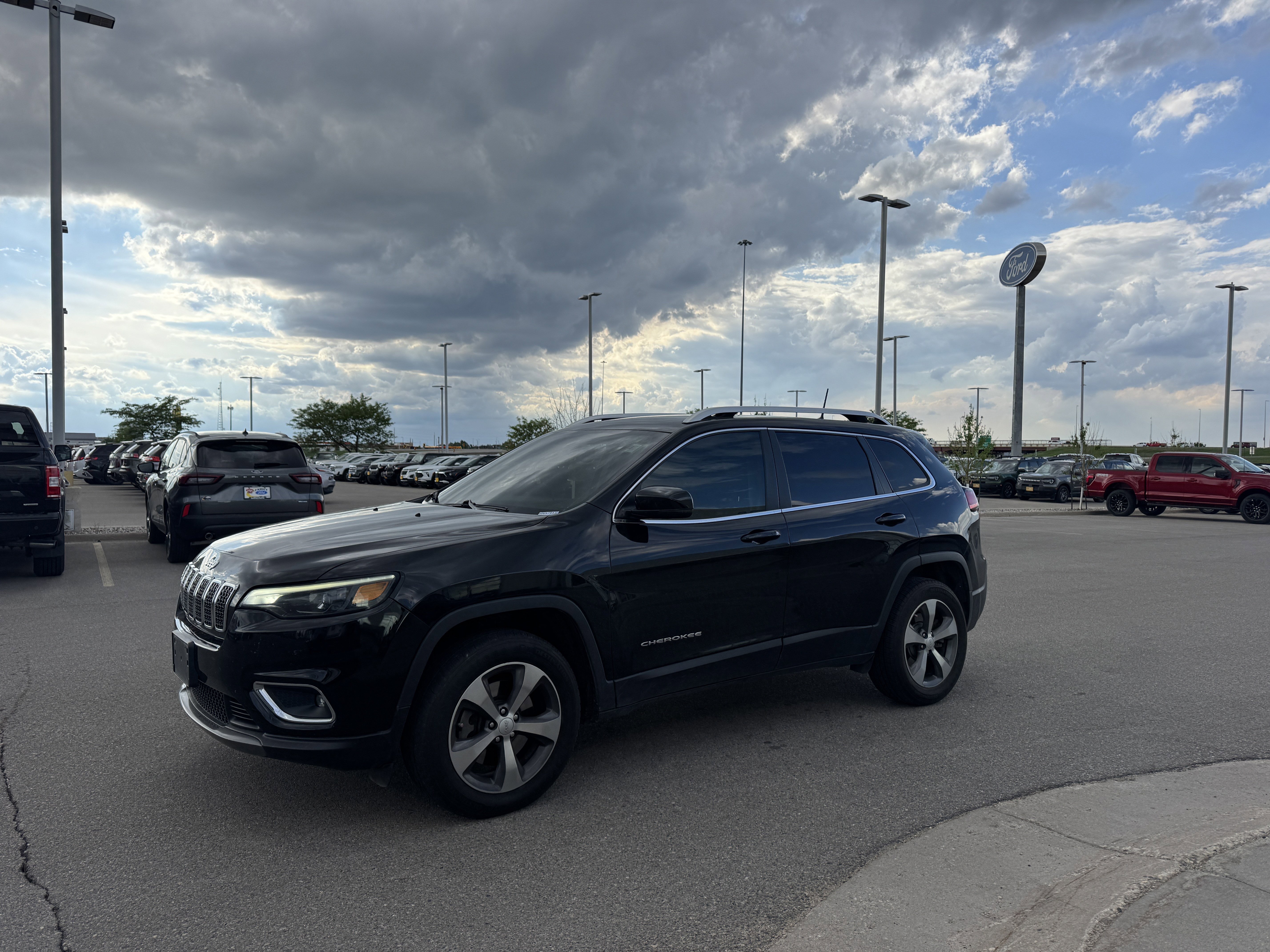 Used 2019 Diamond Black Crystal Pearlcoat Jeep Limited image 2