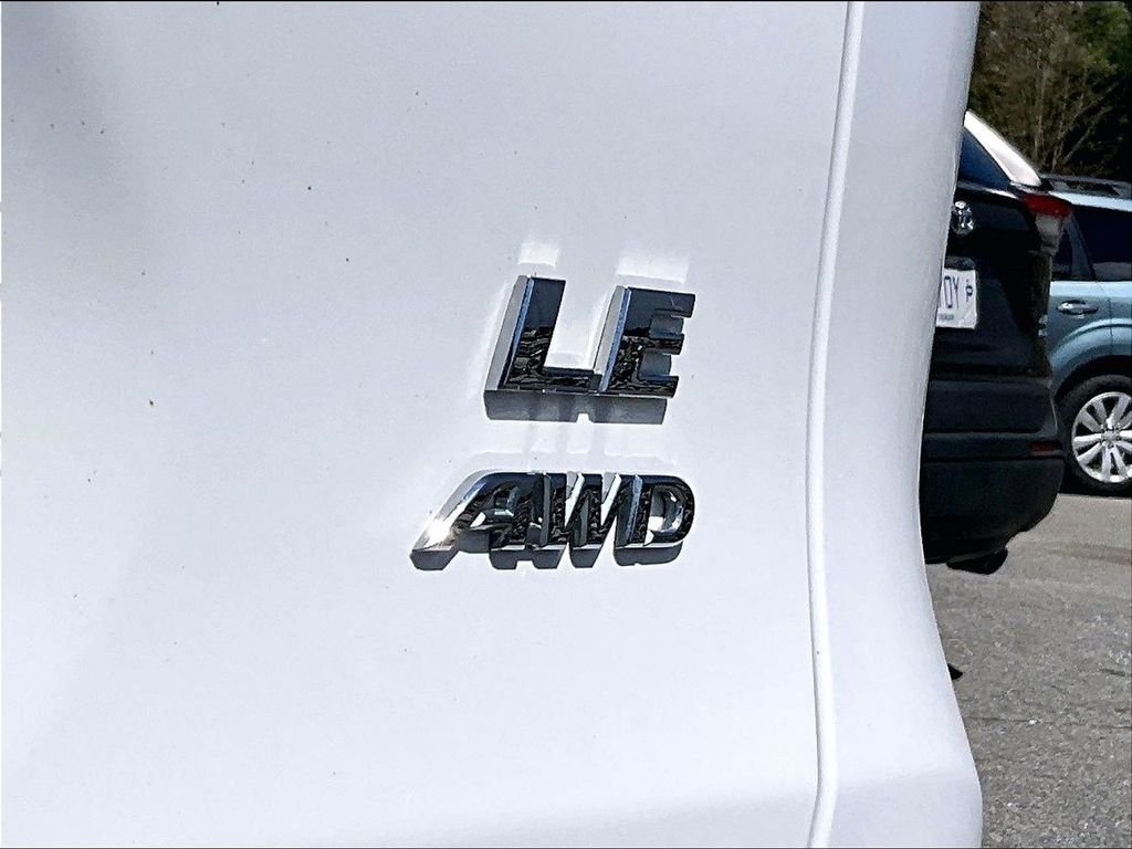 Used 2025 Ice Toyota LE image 29