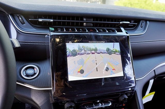 New 2024 Bright White Clear-Coat Exterior Paint Jeep Laredo image 31