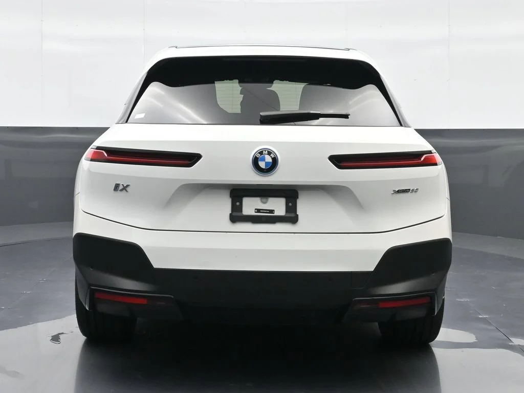 Used 2024 White BMW xDrive50 image 16