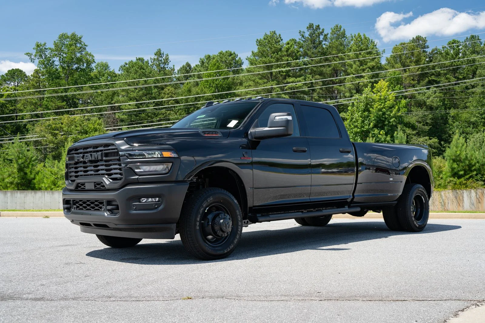 New 2026 Diamond Black Crystal Pearl-Coat Exterior Paint RAM Tradesman image 3