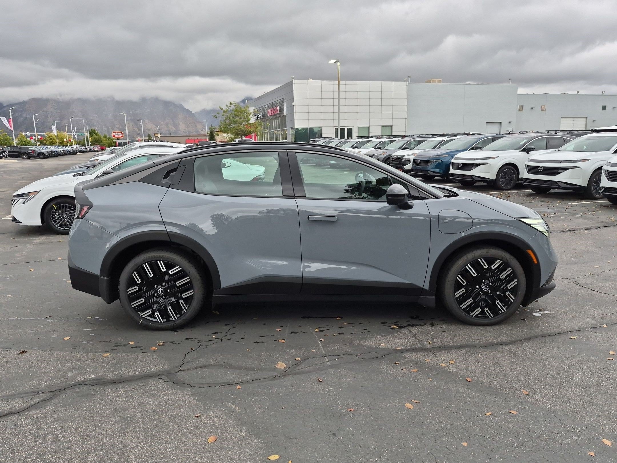 New 2026 Boulder Gray Pearl / Super Black Two-tone Nissan Platinum+ image 2