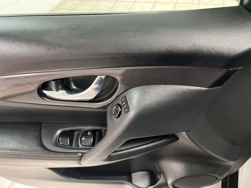 Used 2018 Silver Nissan SV image 19