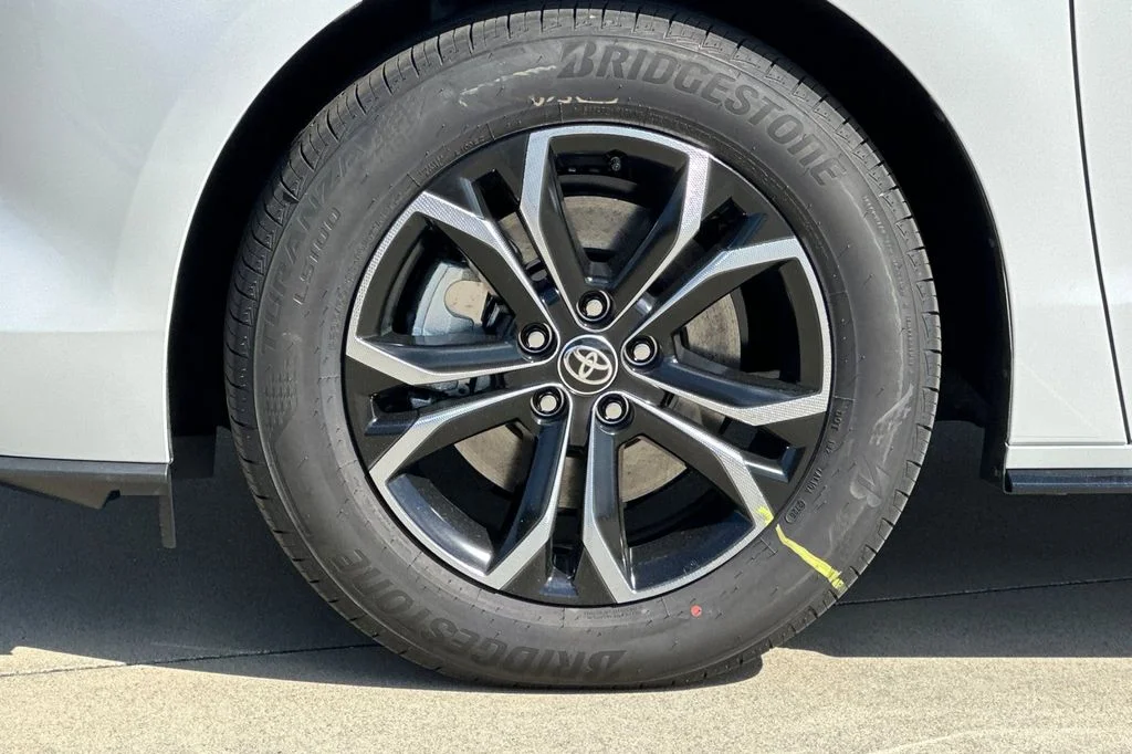 New 2026 Wind Chill Pearl <sup>1</sup> Toyota  Platinum image 32
