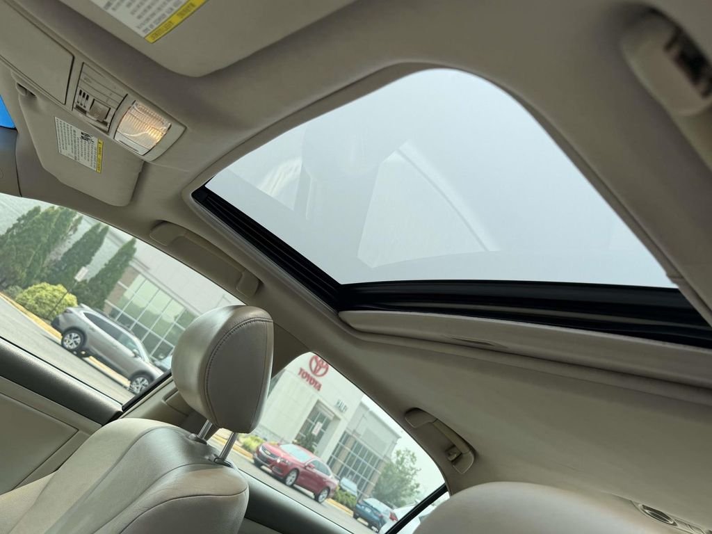 Used 2007 White Toyota Base image 19