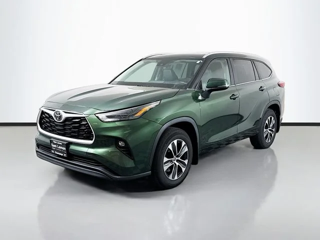 Used 2023 Green Toyota XLE image 3