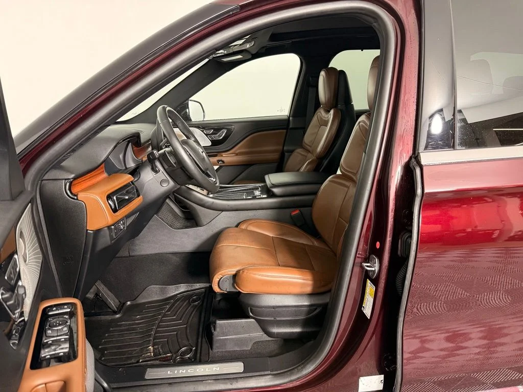 Used 2021 Red Lincoln Reserve image 2