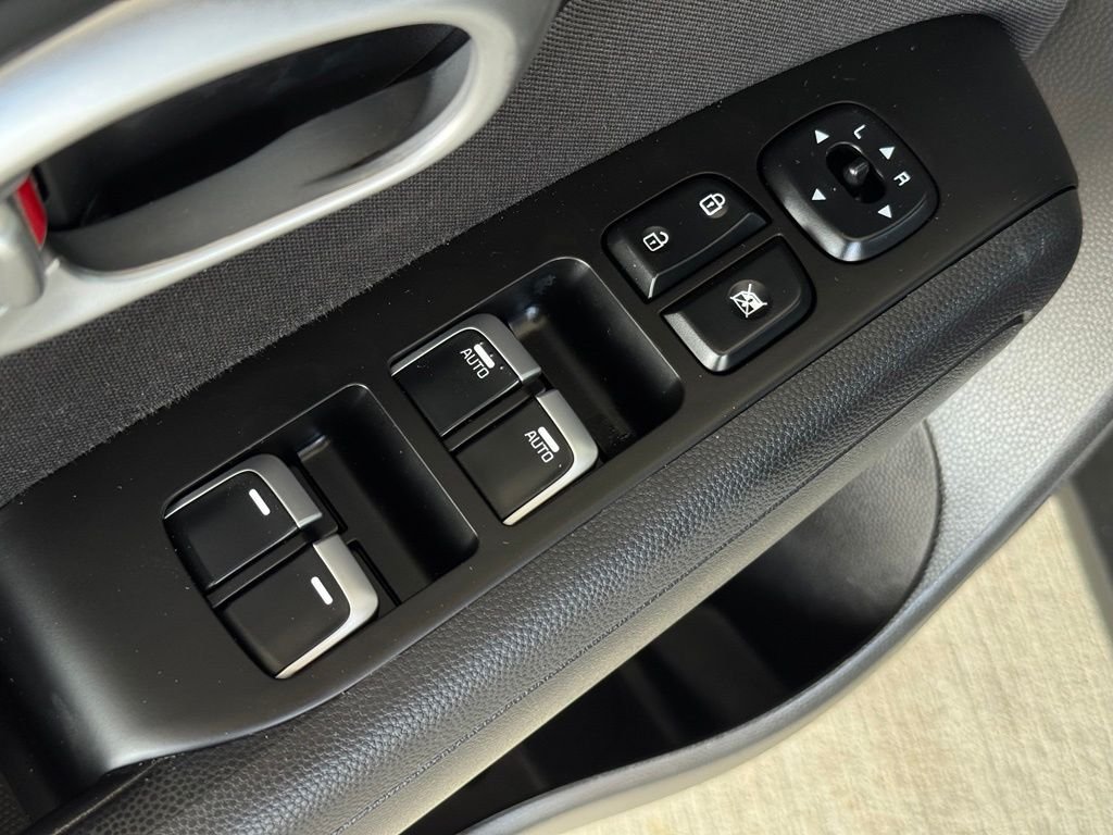 Used 2019 Silver Kia Plus image 24