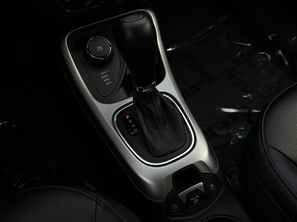 Used 2018 White Clearcoat Jeep Latitude image 20