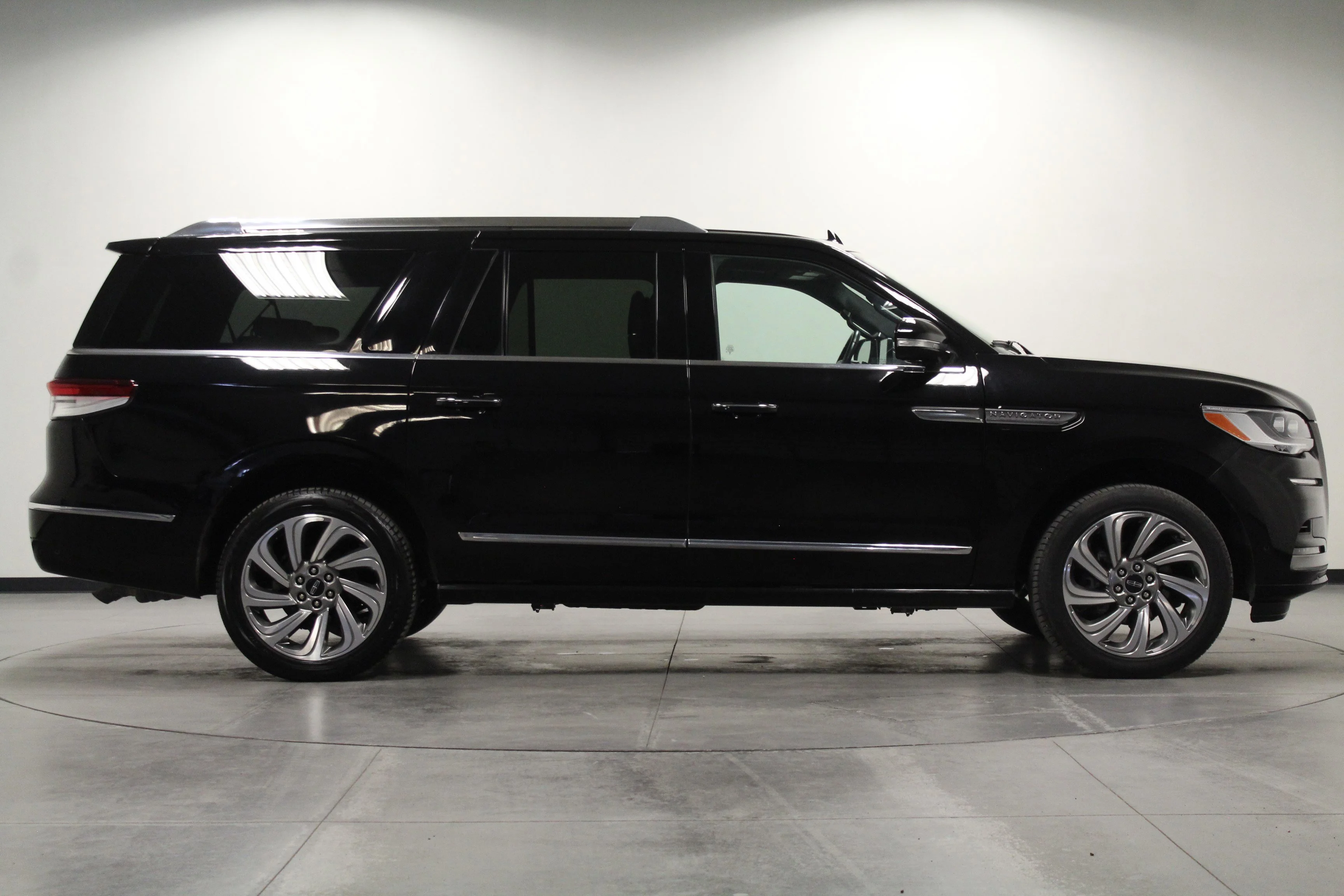 Used 2023 Infinite Black Metallic Clearcoat Lincoln Reserve image 3