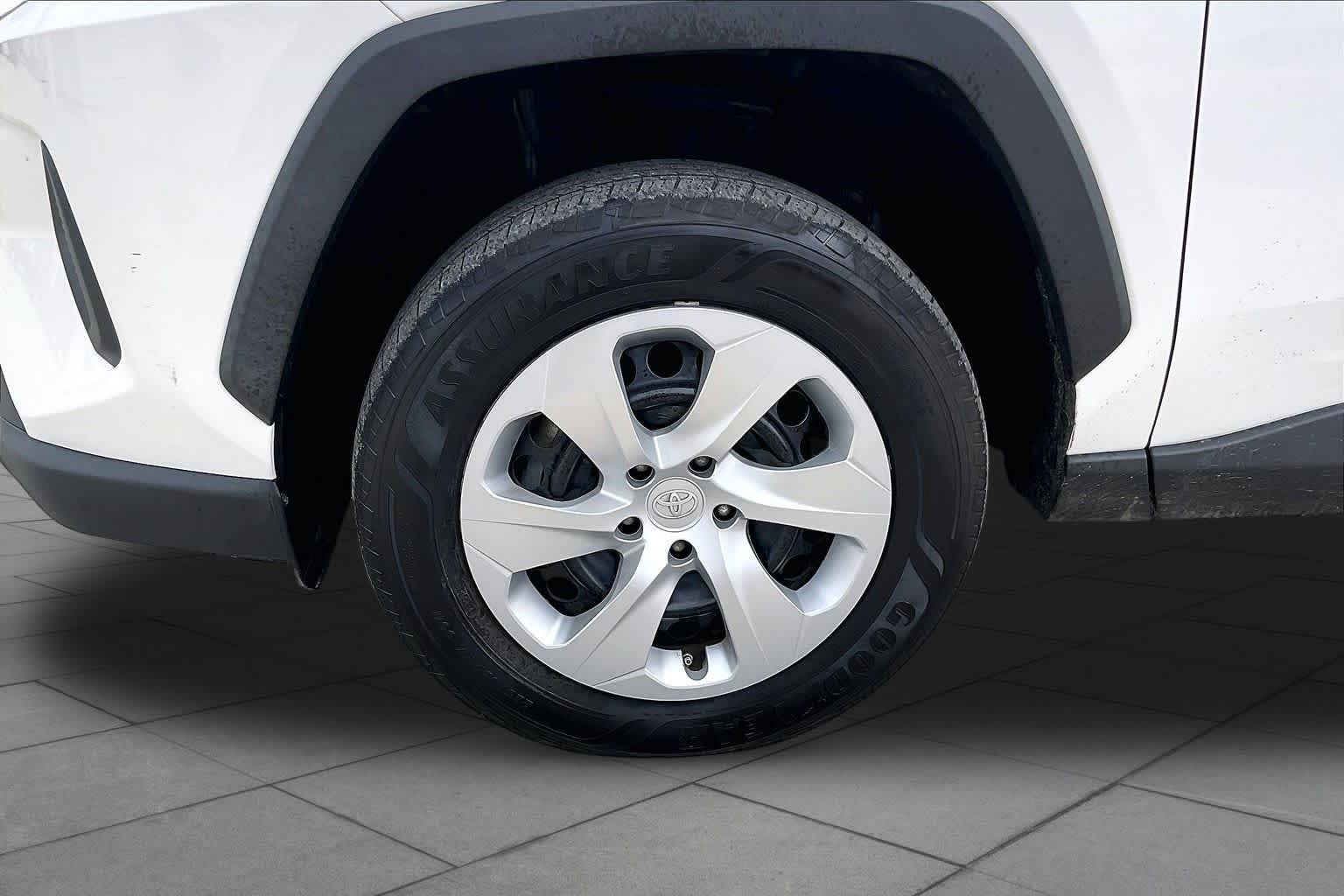 Used 2022 White Toyota LE image 10