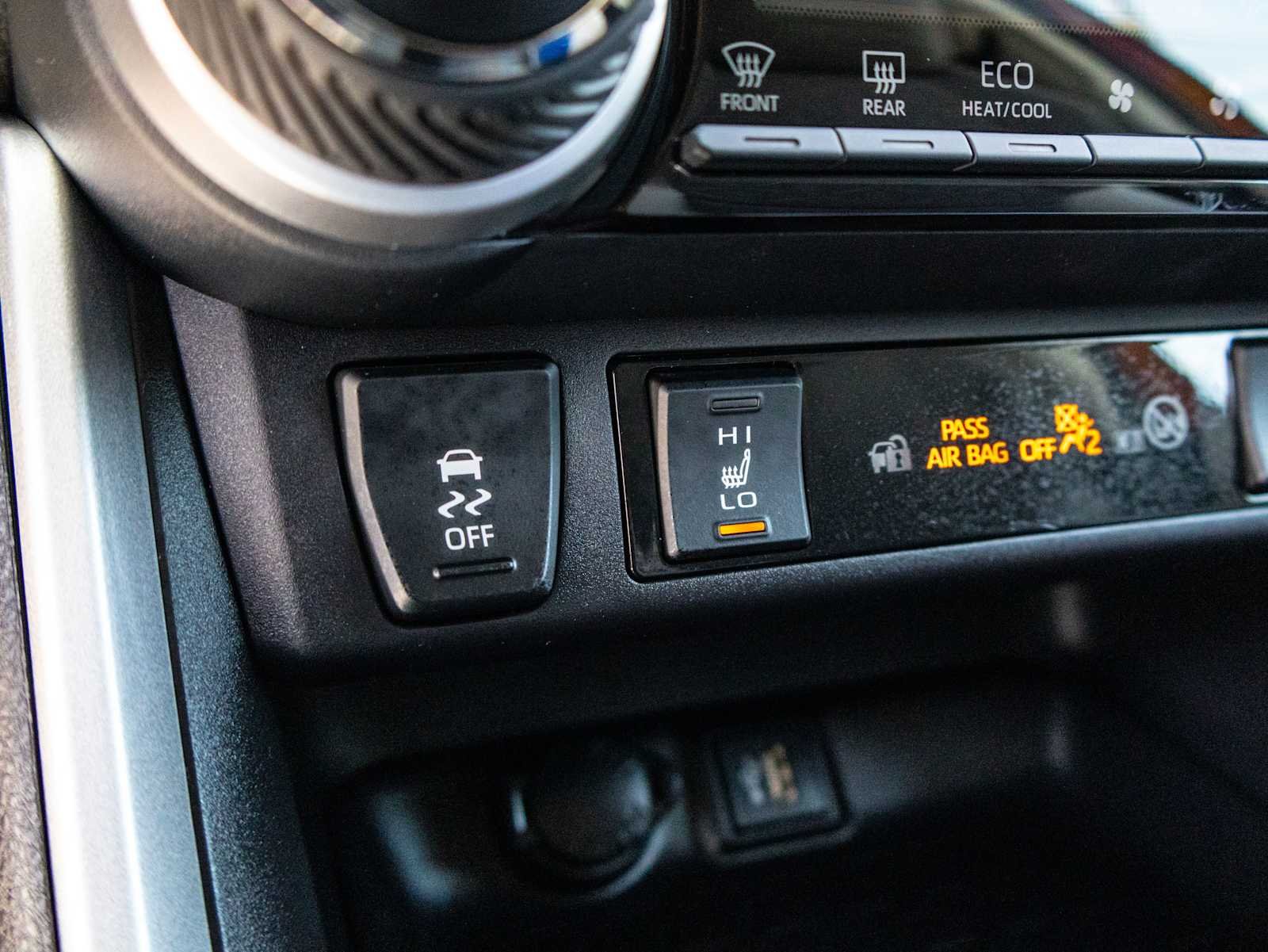 2025 Toyota RAV4 XLE - Photo 27