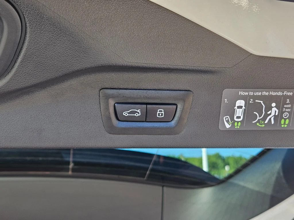 Used 2026 Mineral White Metallic BMW xDrive40i image 13
