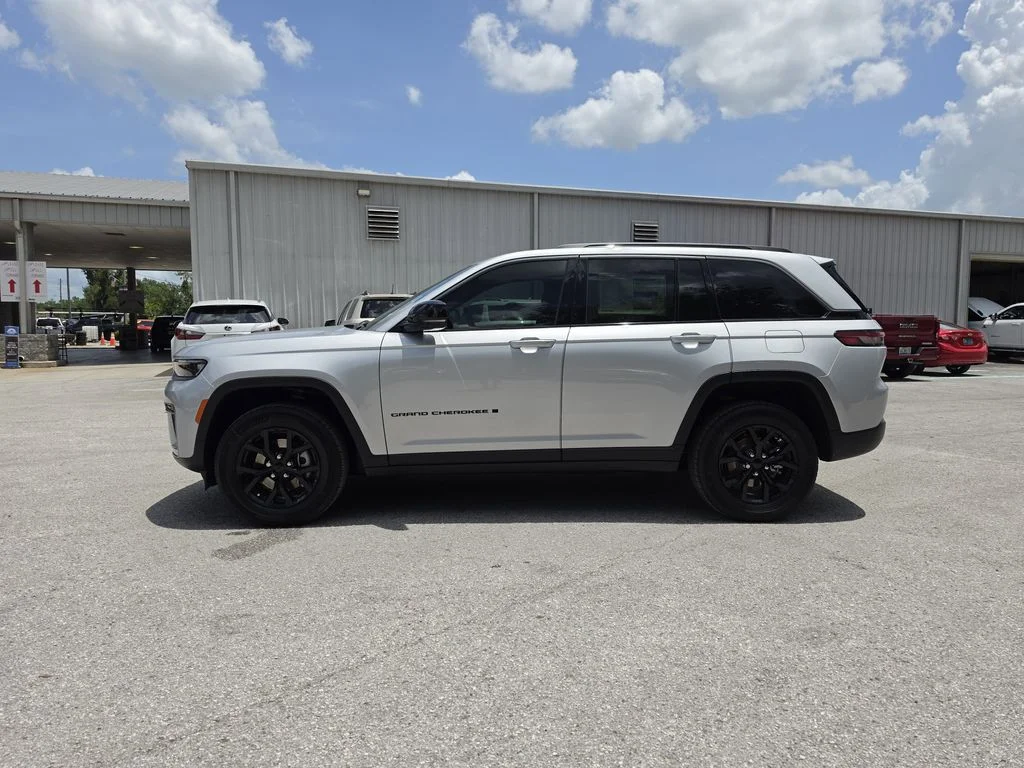 New 2026 Silver Zynith Exterior Paint Jeep Altitude image 6
