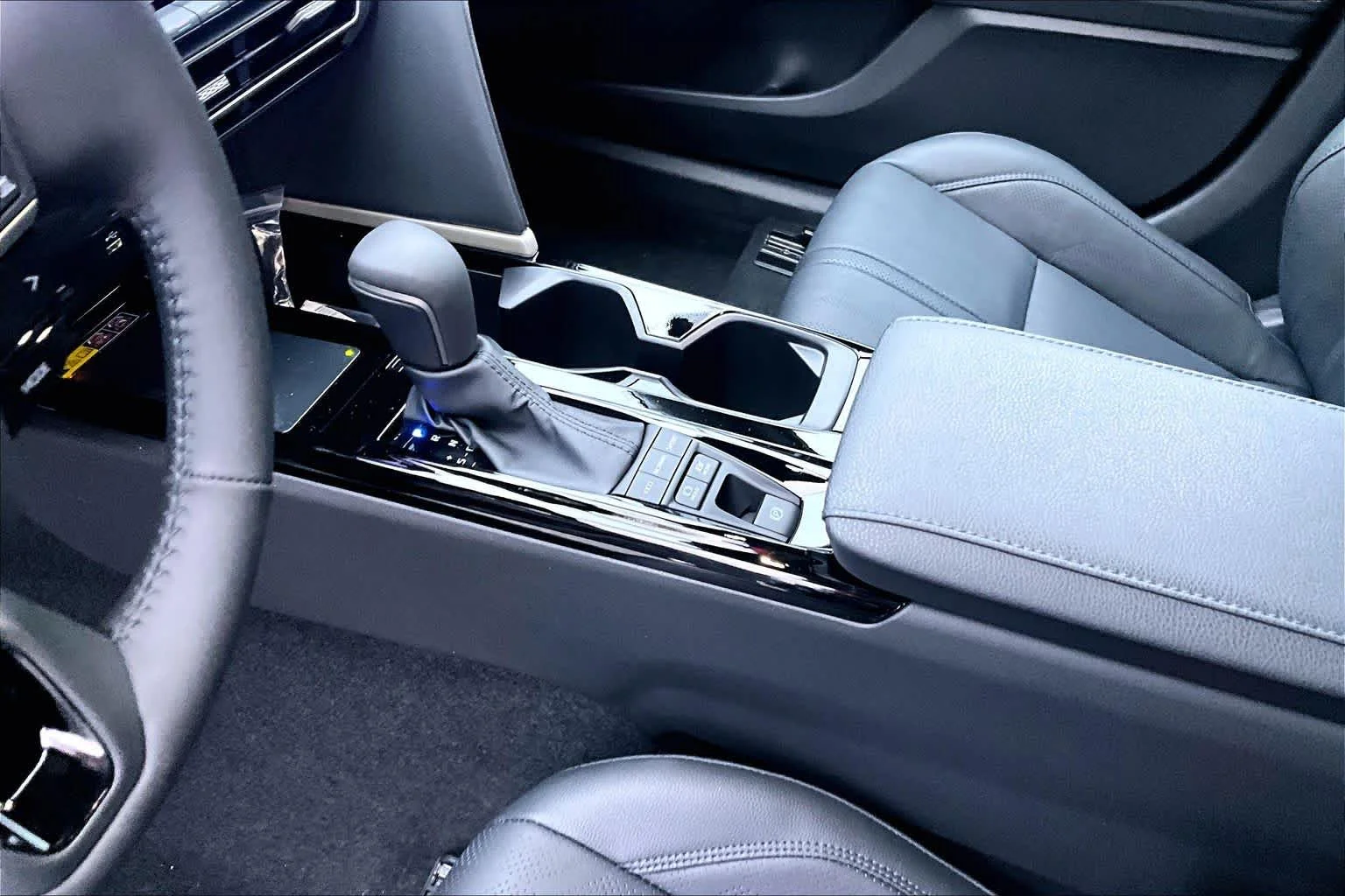 New 2026 Ocean Gem with Midnight Black Metallic roof Toyota XSE image 7