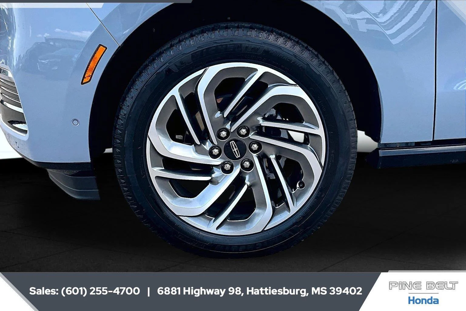 Used 2025 Gray Mist Metallic Tri-Coat Lincoln Reserve image 7