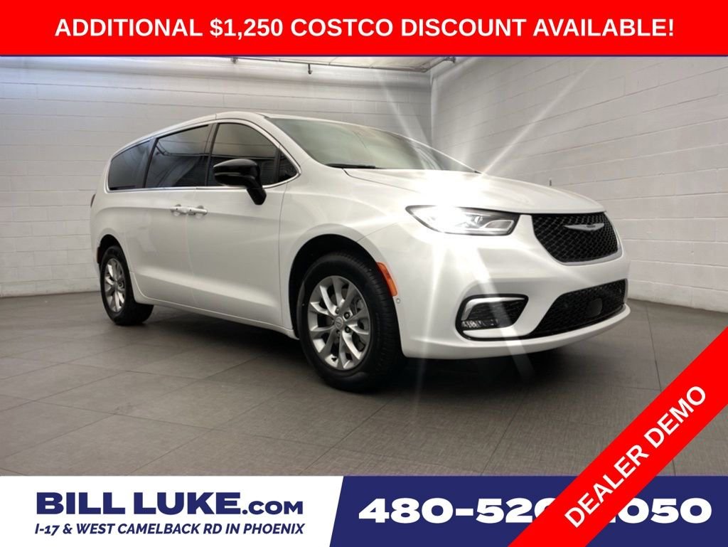 2026 Chrysler Pacifica Select's photo