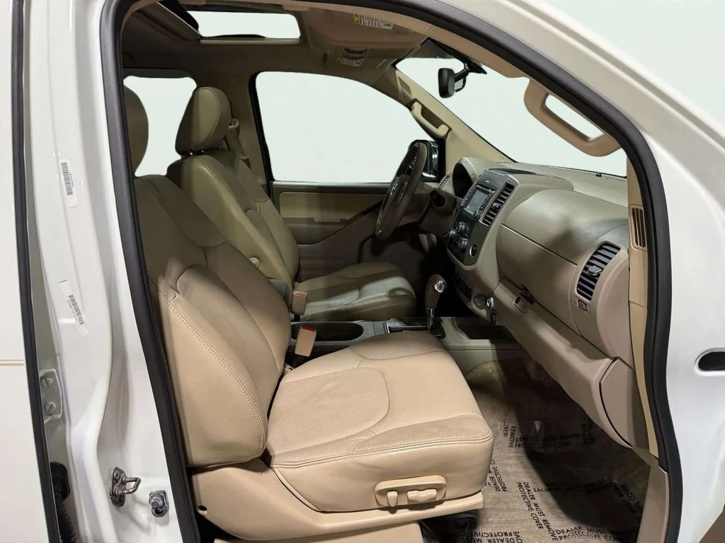Used 2015 Glacier White Nissan SL image 28