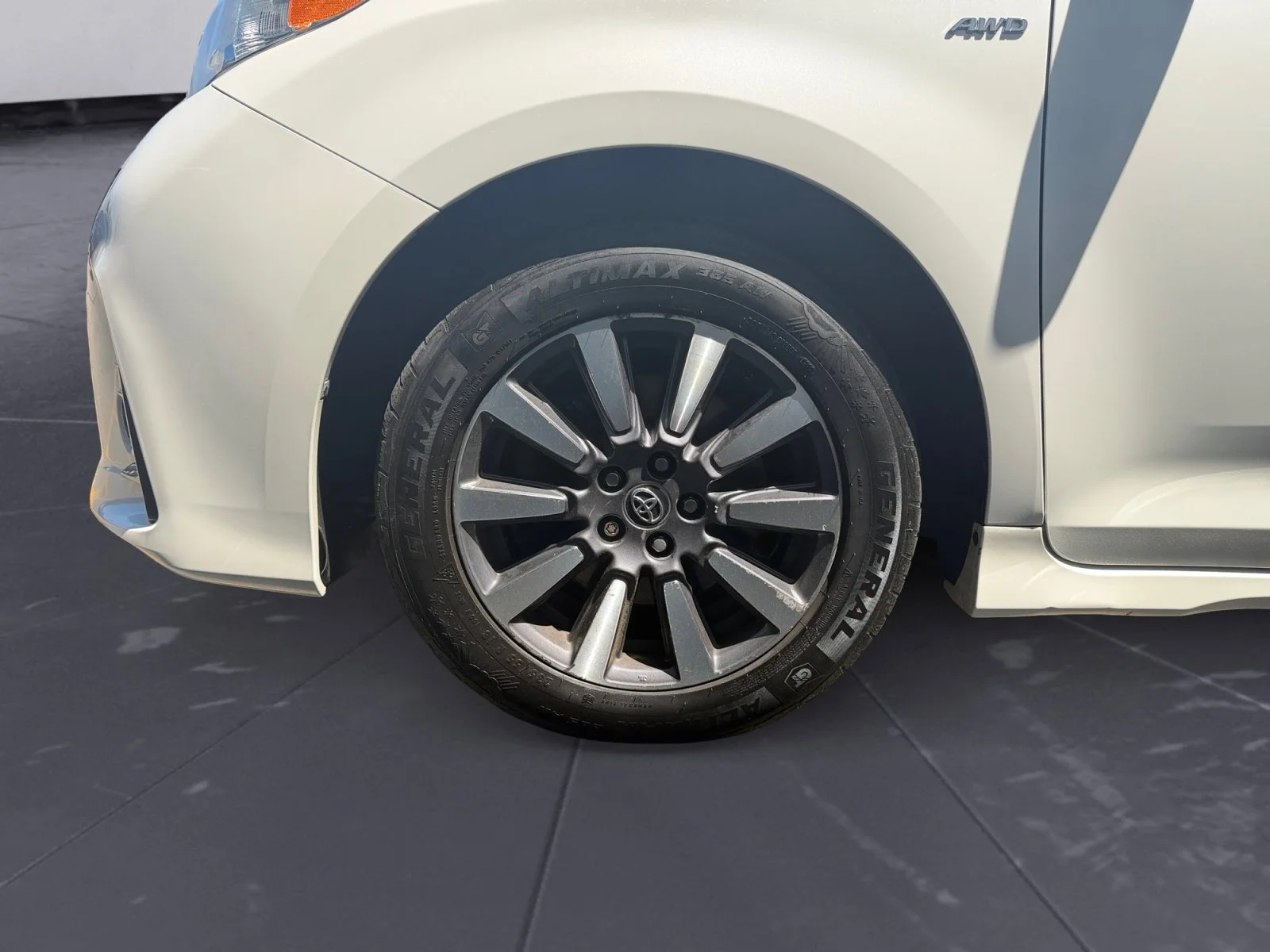 Used 2018 Super White Toyota XLE Premium image 43