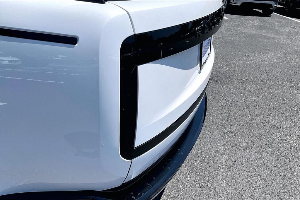 Used 2025 White Land Rover SE image 33