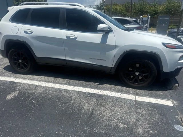Used 2015 Bright White Clearcoat Jeep Latitude image 2
