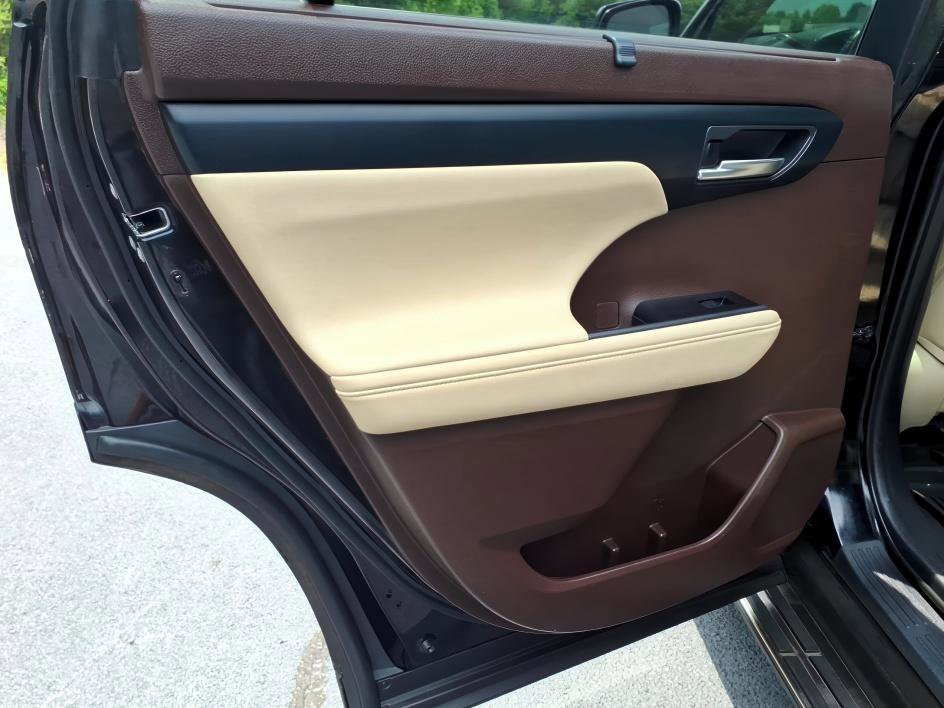 Used 2020 Midnight Black Metallic Toyota Hybrid XLE image 14