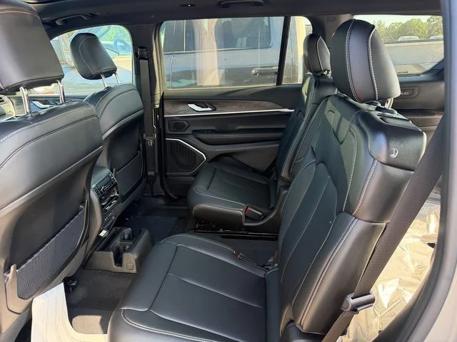 New 2026 Silver Zynith Exterior Paint Jeep Limited image 25