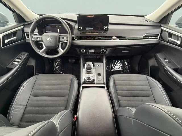 Used 2023  Mitsubishi SE image 26