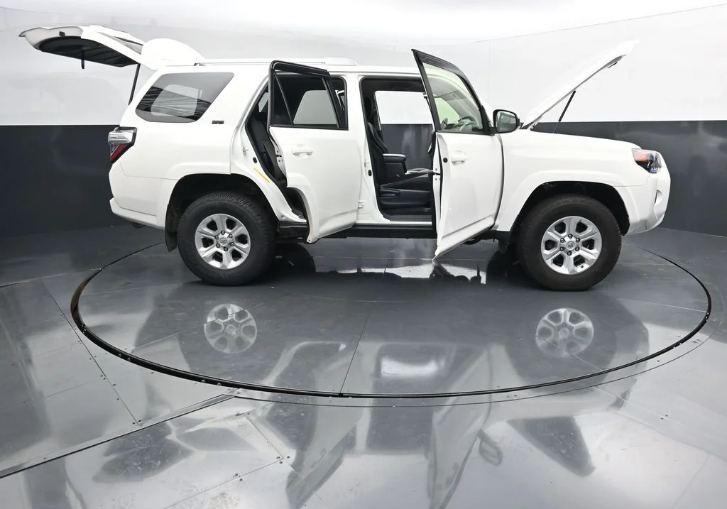 Used 2018 White Toyota SR5 image 37