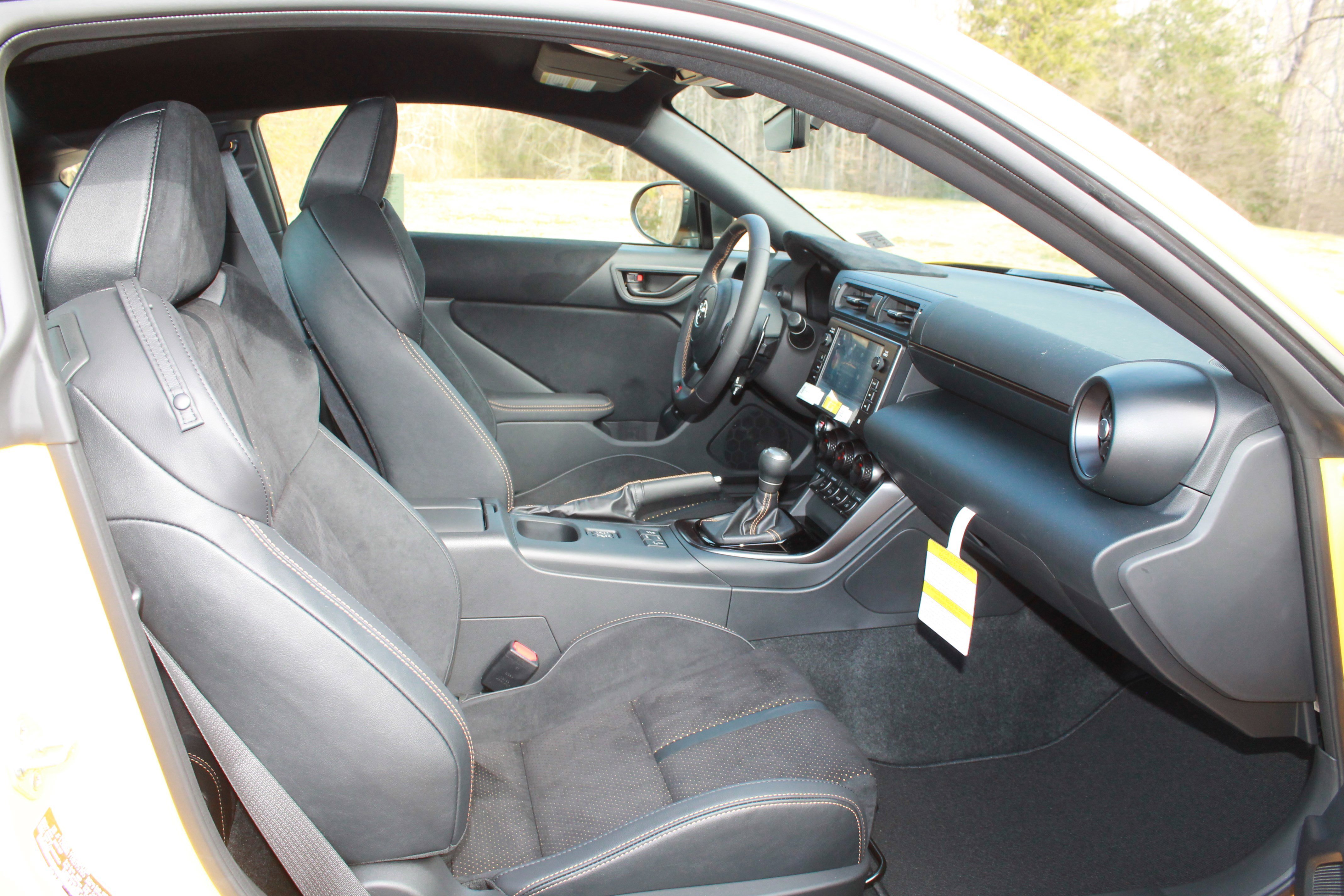 2026 Toyota GR86 Yuzu Edition - Photo 19