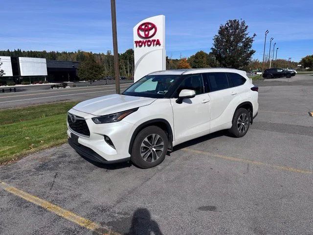 Used 2022 Beige Toyota XLE image 7