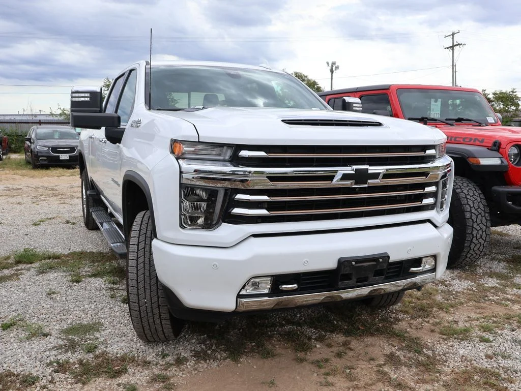 Used 2022 White Chevrolet High Country image 9