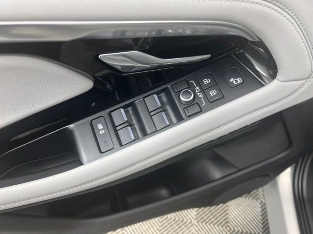 Used 2021 Silver Land Rover SE image 13
