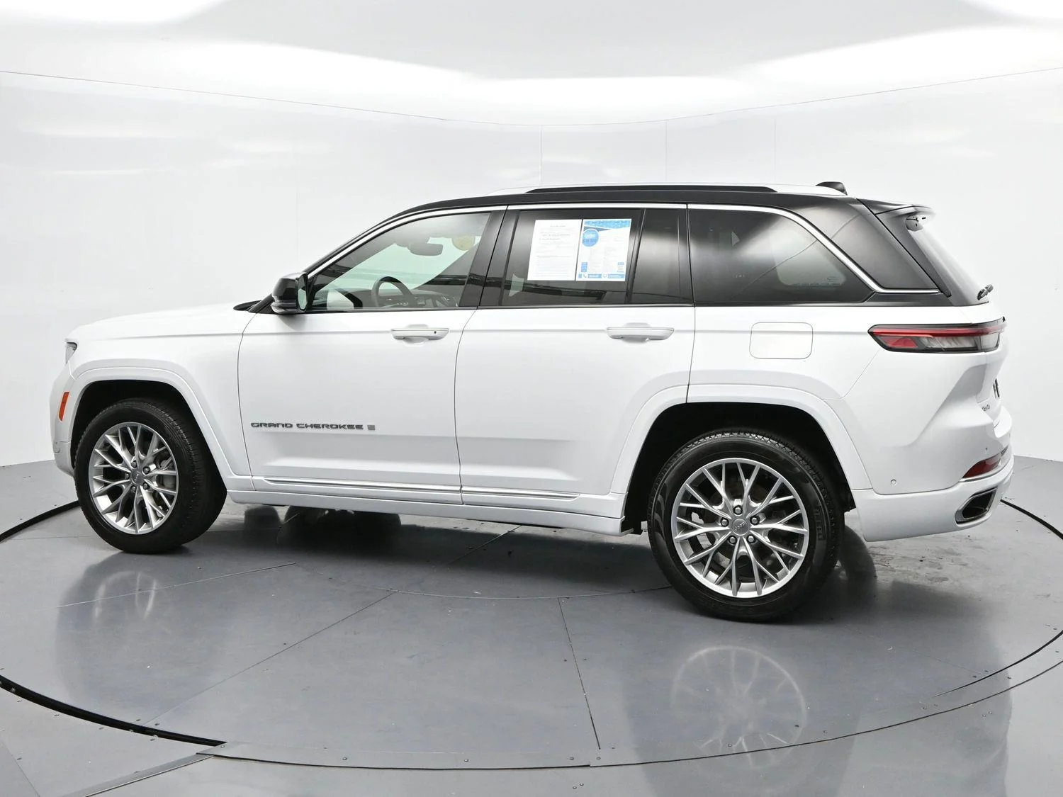 Used 2022 White Jeep Summit image 5