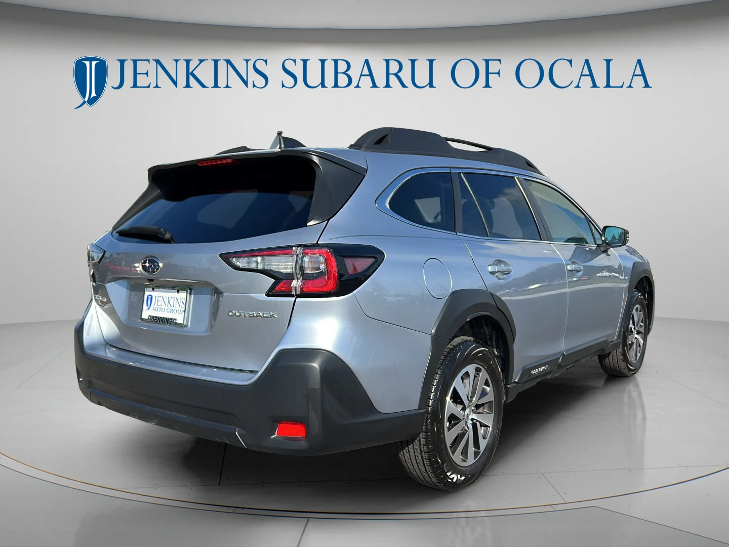 Used 2025 Ice Silver Metallic Subaru Premium image 3