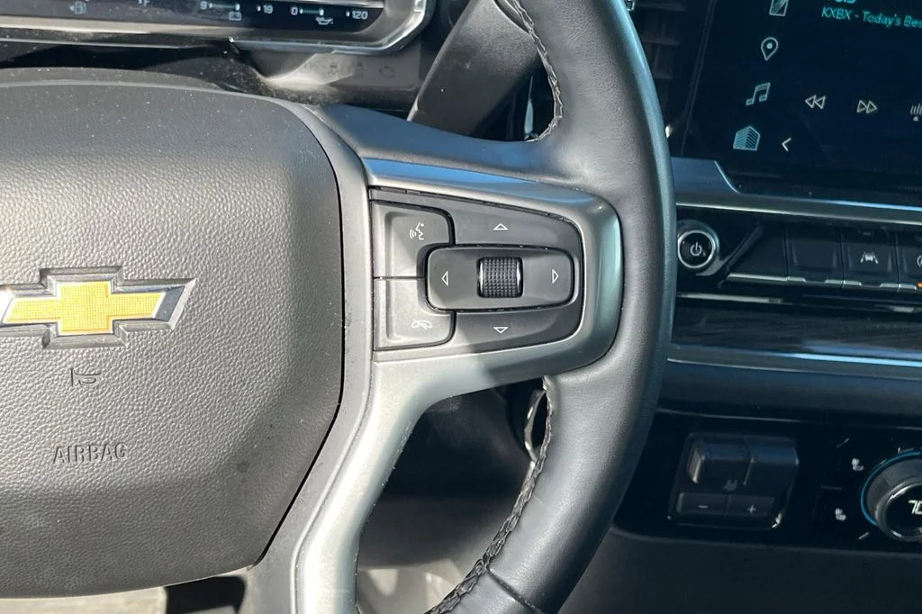 Used 2025 White Chevrolet LT image 32