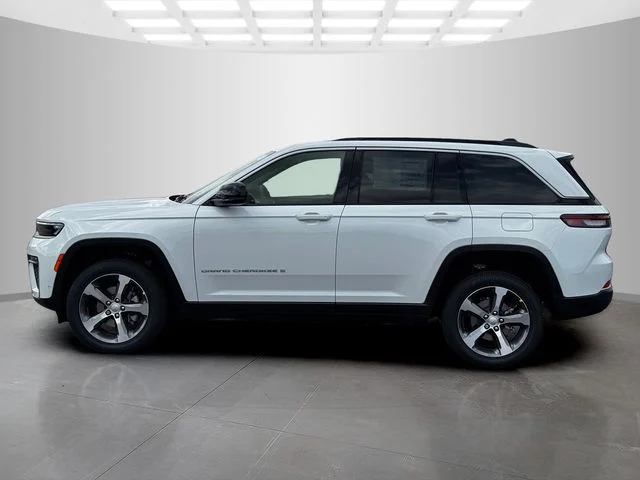 New 2026 Bright White Clear-Coat Exterior Paint Jeep Limited image 4