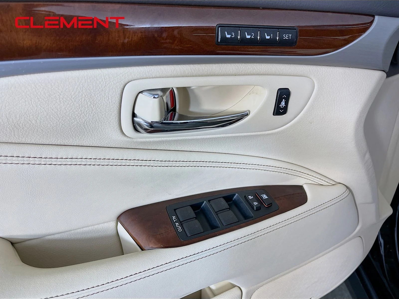 Used 2017 Black Lexus 460 image 26