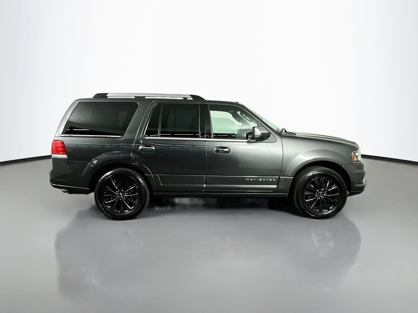 Used 2015 Magnetic Metallic Lincoln Base image 8