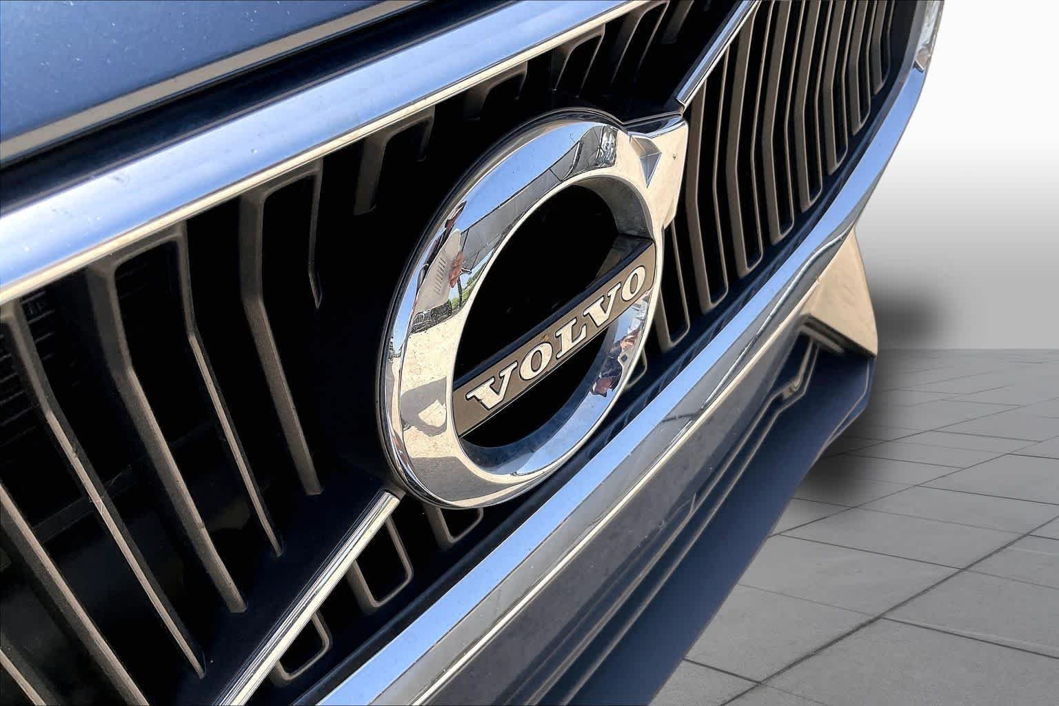 Used 2019 Denim Blue Metallic Volvo Momentum image 11