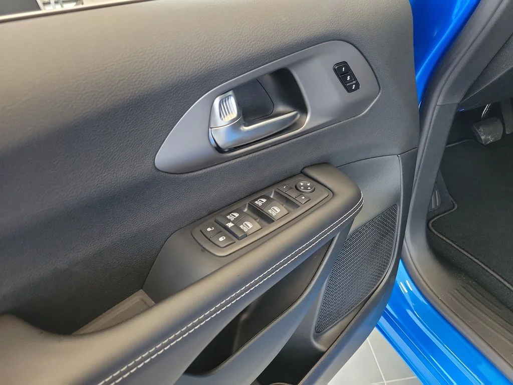 New 2027 Hydro Blue Pearl-Coat Exterior Paint Chrysler Select image 7