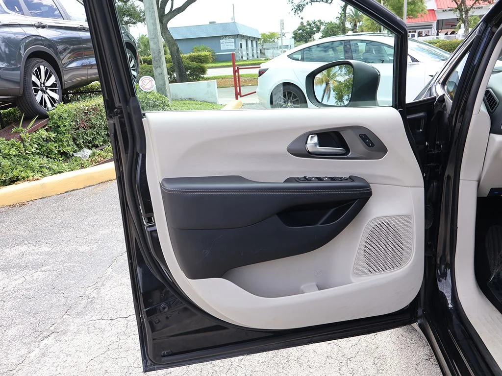 Used 2023 Black Chrysler Touring L image 21