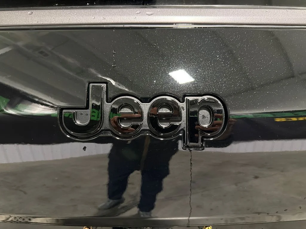 New 2026 Diamond Black Crystal Pearl-Coat Exterior Paint Jeep 85th Anniversary Edition image 8