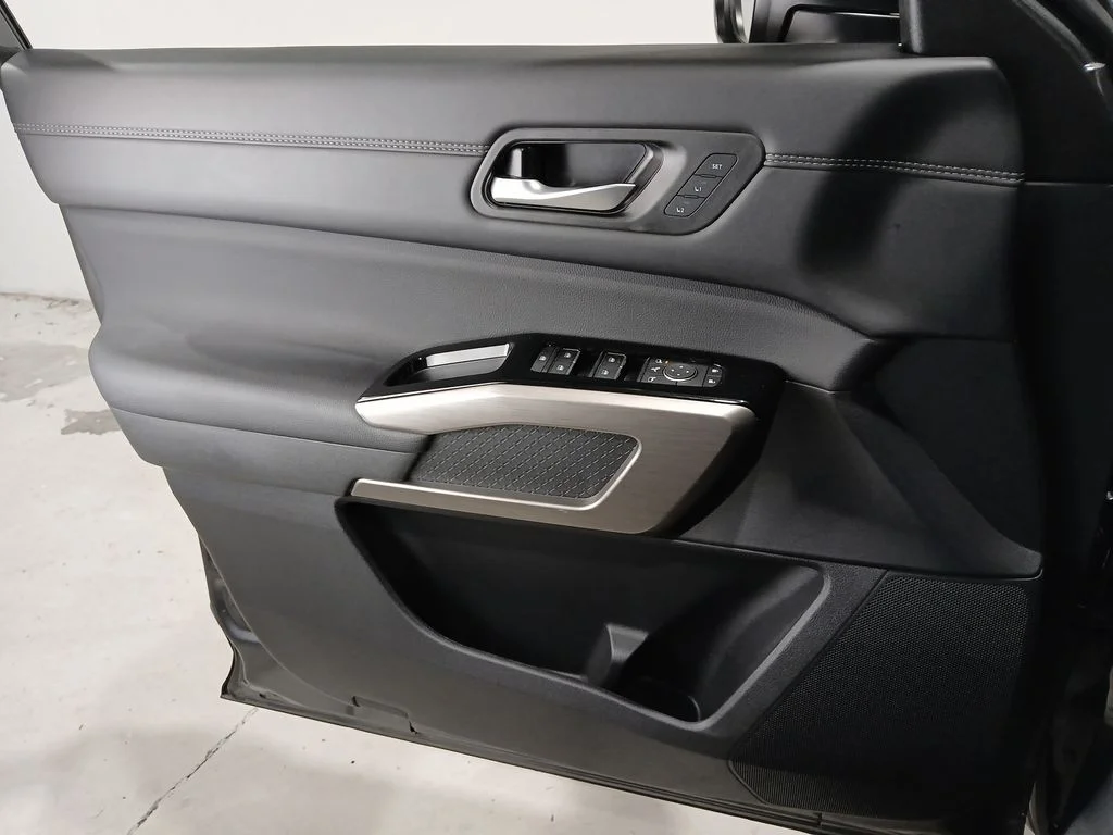 Used 2025 Gray Nissan Platinum image 33