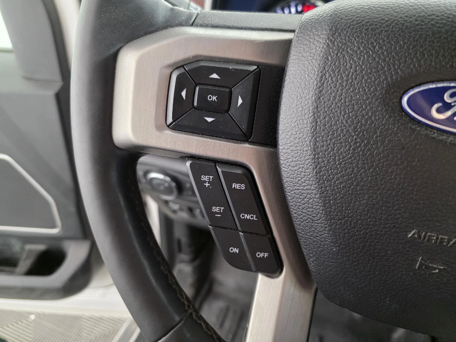 Used 2019 White Platinum Metallic Tri-Coat Ford Platinum image 28
