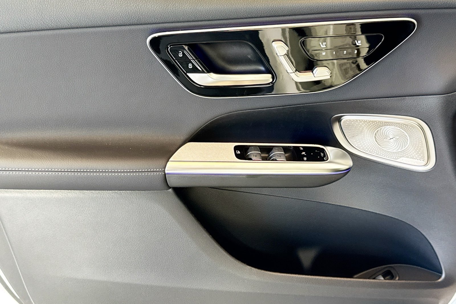 New 2026 Polar White Mercedes-Benz GLC 300 image 16