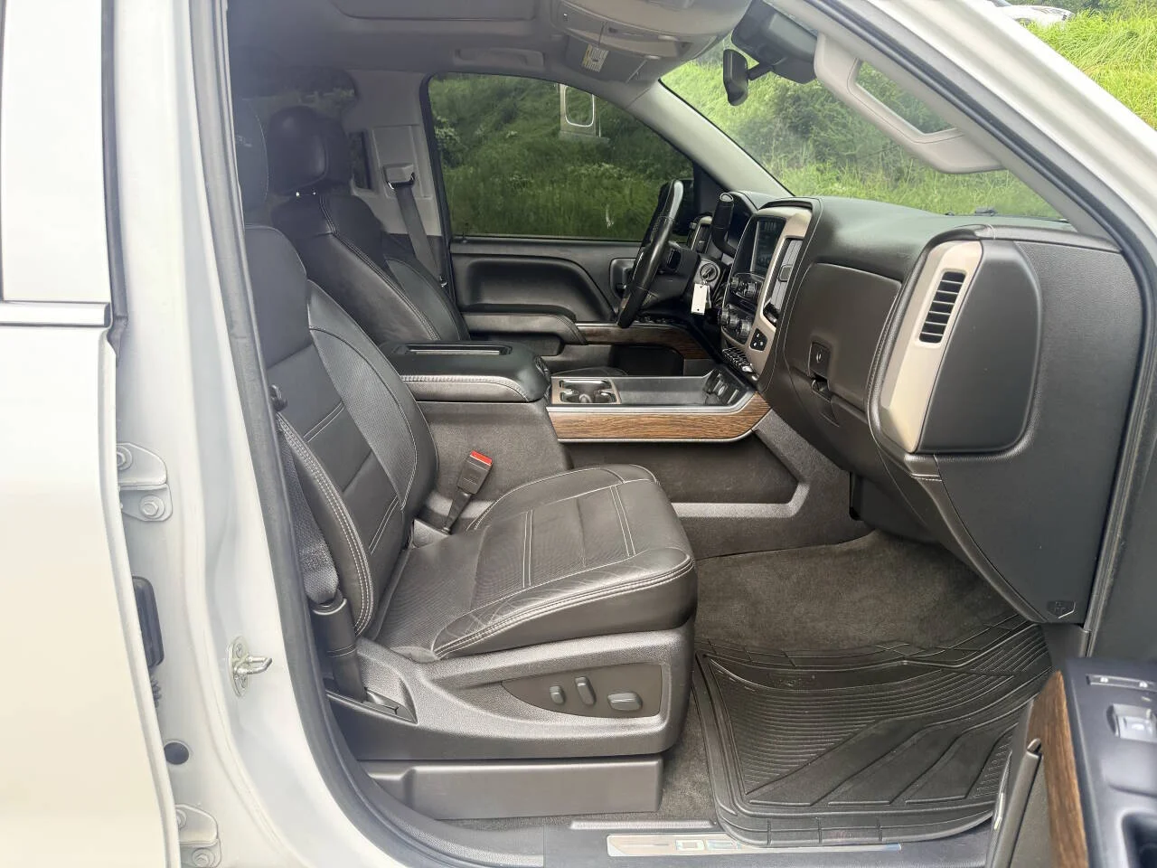 Used 2018 White GMC Denali 4x4 4dr Crew Cab 5.8 ft. SB image 17
